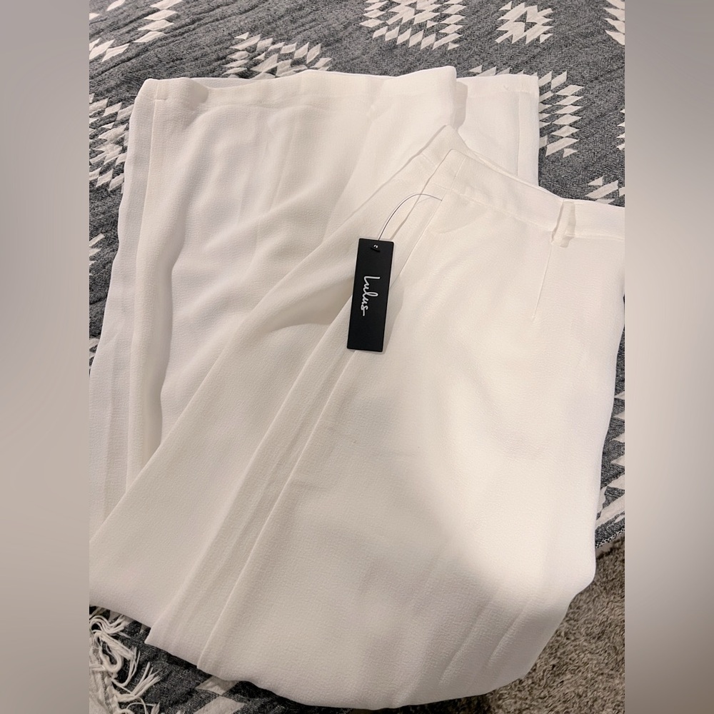 ⭐️NWT Lulus white pants